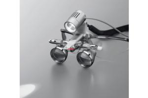 EyeMag Light II - мощный LED-осветитель с максимальной интенсивностью освещения 50000 люкс для высокой детализации